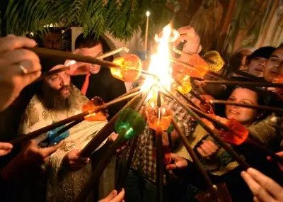Благодатният огън слезе в църквата „Гроб Господен“ в Йерусалим