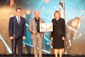 Енчо Керязов получи наградата на ямболския Безистен, победител в категория „Туристическа атракция/обект“ на шестите Годишни награди в туризма – 2021