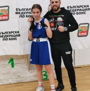 Ефросина Огнянова от Ямбол е вицешампион по бокс при девойките